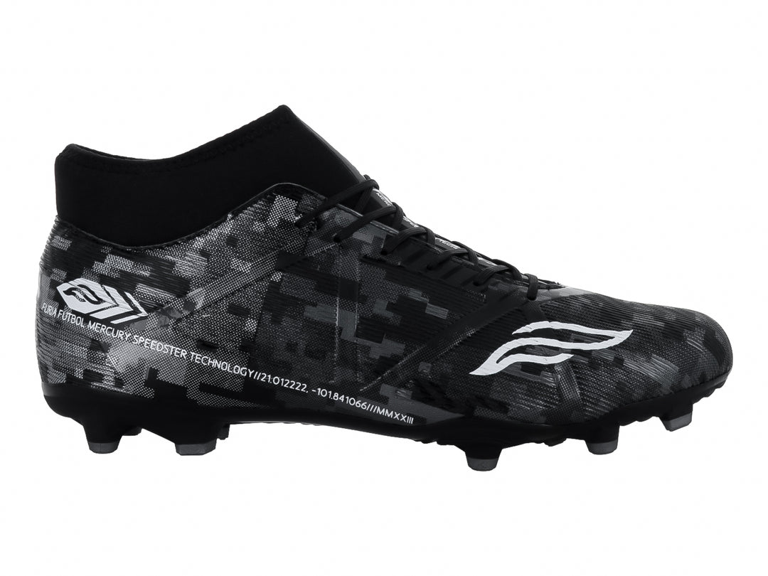 Calzado de fútbol FURIA color negro con patrón camuflado y detalles en plata, diseño de cuello alto y tacos para pasto.