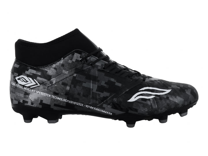 Calzado de fútbol FURIA color negro con patrón camuflado y detalles en plata, diseño de cuello alto y tacos para pasto.