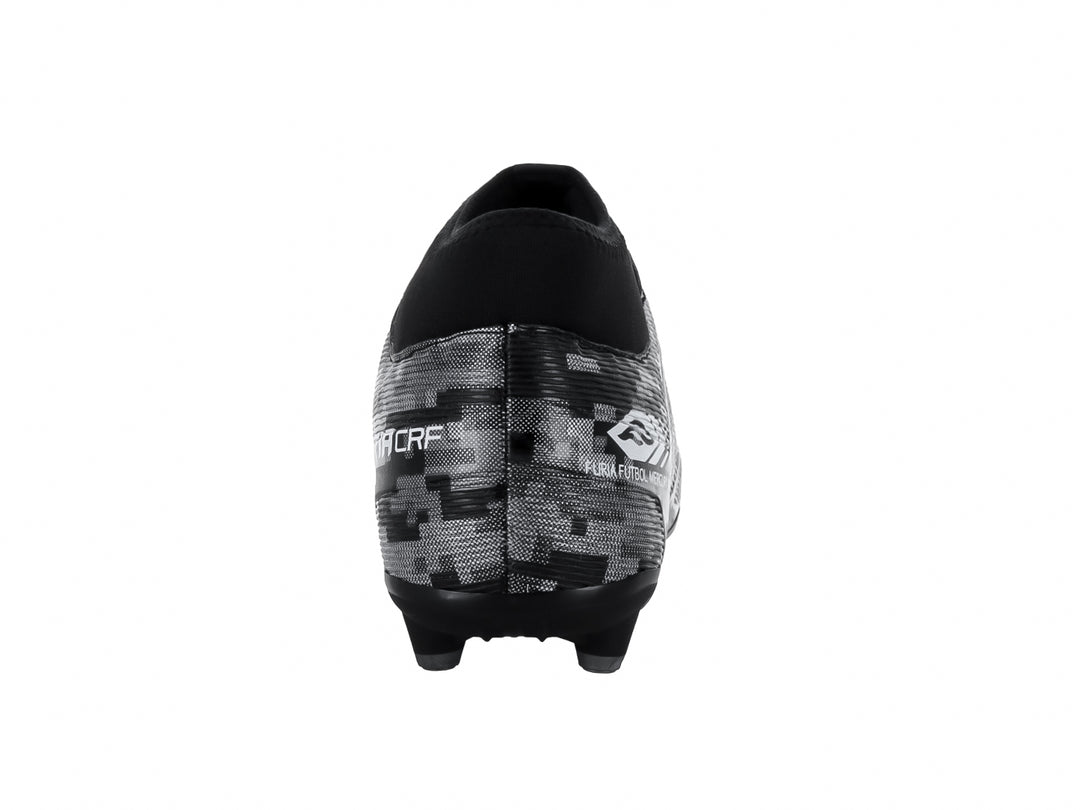 Calzado de fútbol FURIA color negro con patrón camuflado y detalles en plata, diseño de cuello alto y tacos para pasto.