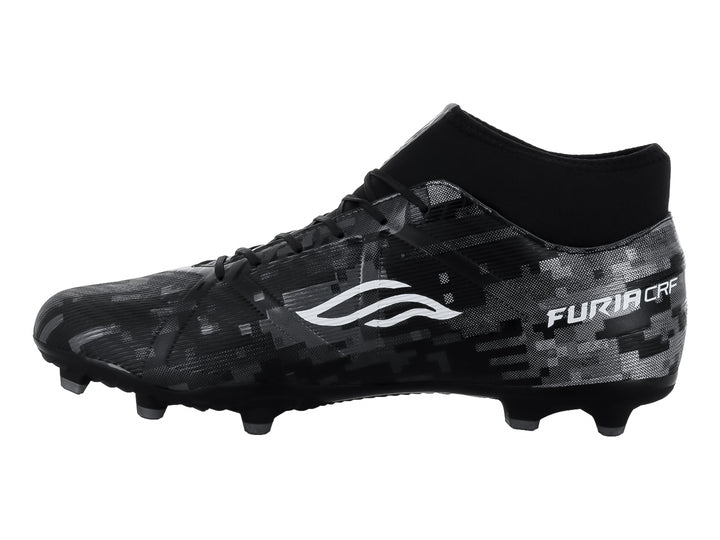 Calzado de fútbol FURIA color negro con patrón camuflado y detalles en plata, diseño de cuello alto y tacos para pasto.