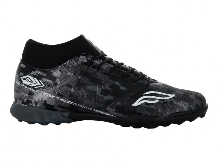Calzado de fútbol Furia en color negro y plata con diseño de camuflaje digital y suela para pasto sintético.