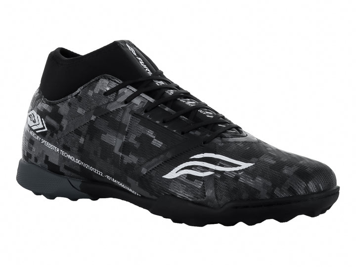 Calzado de fútbol Furia en color negro y plata con diseño de camuflaje digital y suela para pasto sintético.