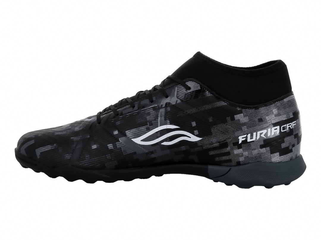 Calzado de fútbol Furia en color negro y plata con diseño de camuflaje digital y suela para pasto sintético.