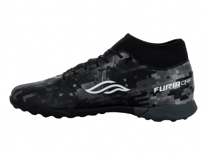 Calzado de fútbol Furia en color negro y plata con diseño de camuflaje digital y suela para pasto sintético.