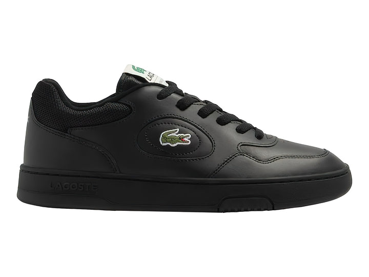 Tenis Lacoste color negro con logotipo de cocodrilo en el lateral y suela a juego.