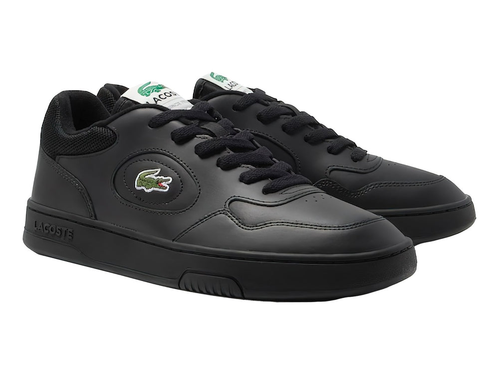 Tenis Lacoste color negro con logotipo de cocodrilo en el lateral y suela a juego.