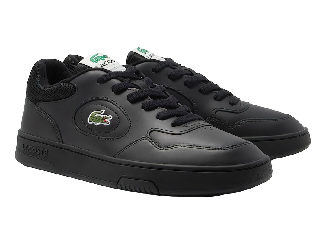 Tenis Lacoste color negro con logotipo de cocodrilo en el lateral y suela a juego.