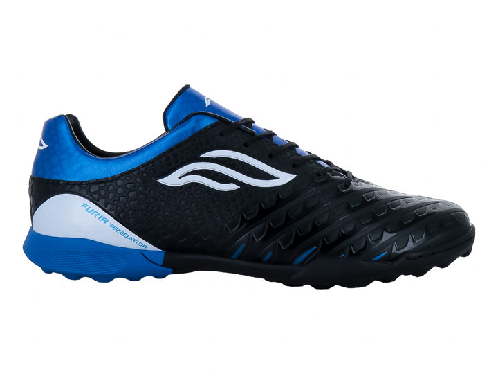Zapato de fútbol Furia en color negro y azul con detalles blancos y suela para césped sintético.