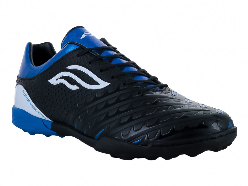 Zapato de fútbol Furia en color negro y azul con detalles blancos y suela para césped sintético.