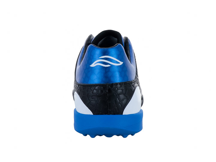 Zapato de fútbol Furia en color negro y azul con detalles blancos y suela para césped sintético.