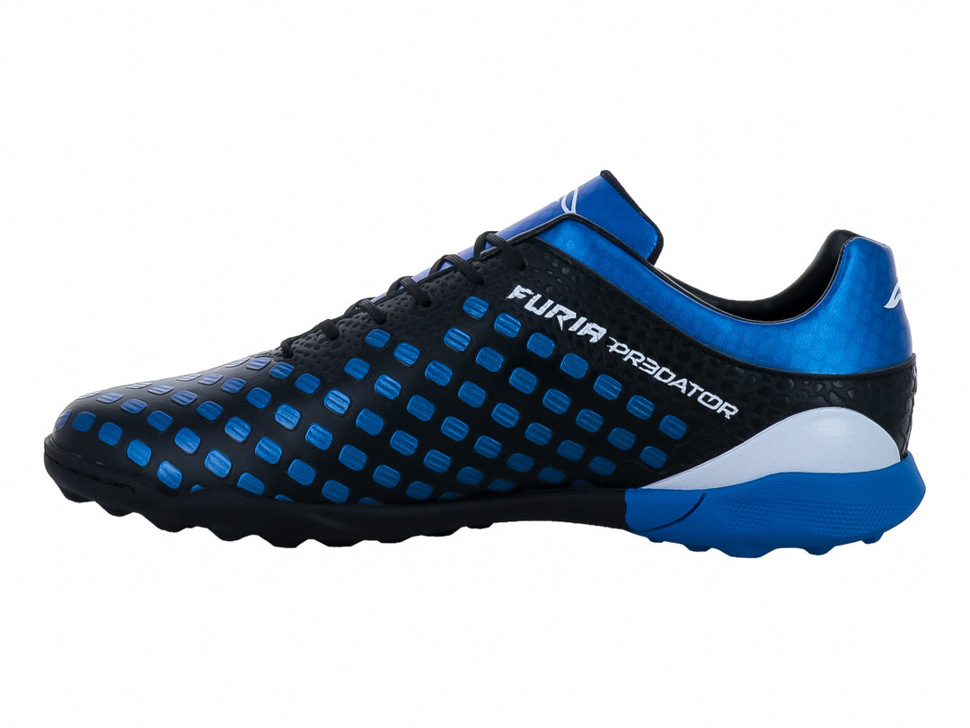 Zapato de fútbol Furia en color negro y azul con detalles blancos y suela para césped sintético.