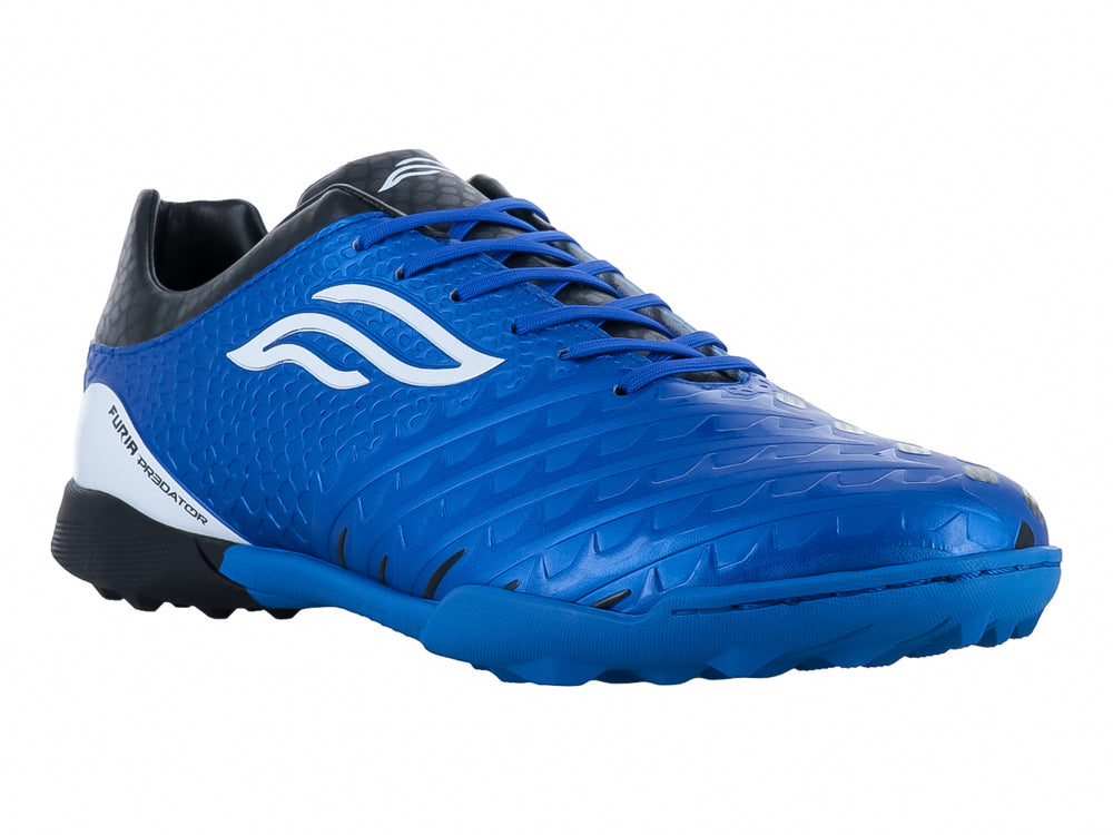 Zapato de fútbol azul con detalles en negro y blanco y suela para césped sintético.
