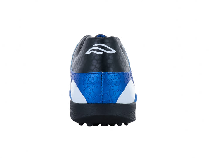 Zapato de fútbol azul con detalles en negro y blanco y suela para césped sintético.