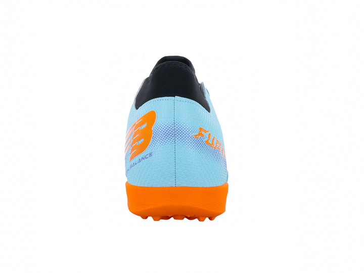 Zapato de fútbol FURIA color menta con detalles en naranja y negro, diseñado para canchas sintéticas.