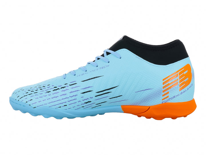 Zapato de fútbol FURIA color menta con detalles en naranja y negro, diseñado para canchas sintéticas.