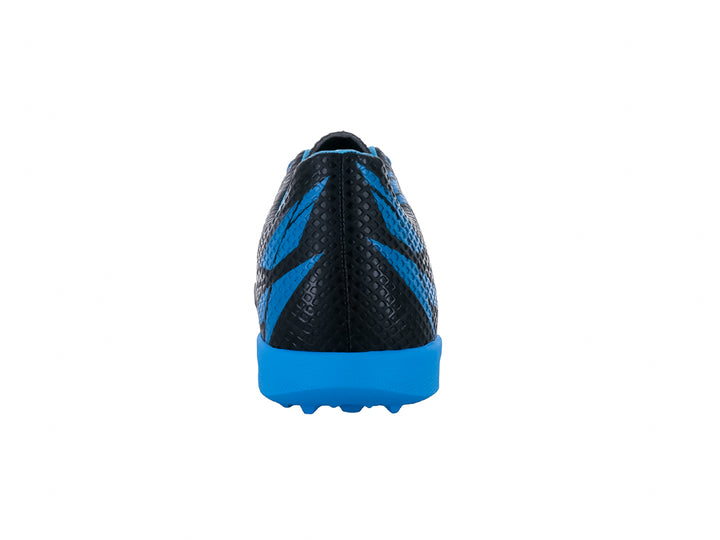 Zapato de fútbol Furia color negro con detalles y suela azul, diseño deportivo sintético.