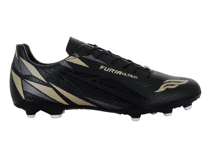Calzado de fútbol FURIA color negro con detalles dorados y tacos blancos.