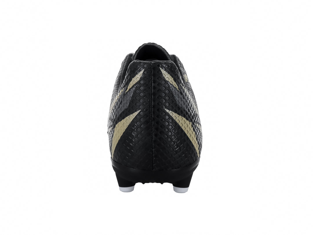Calzado de fútbol FURIA color negro con detalles dorados y tacos blancos.