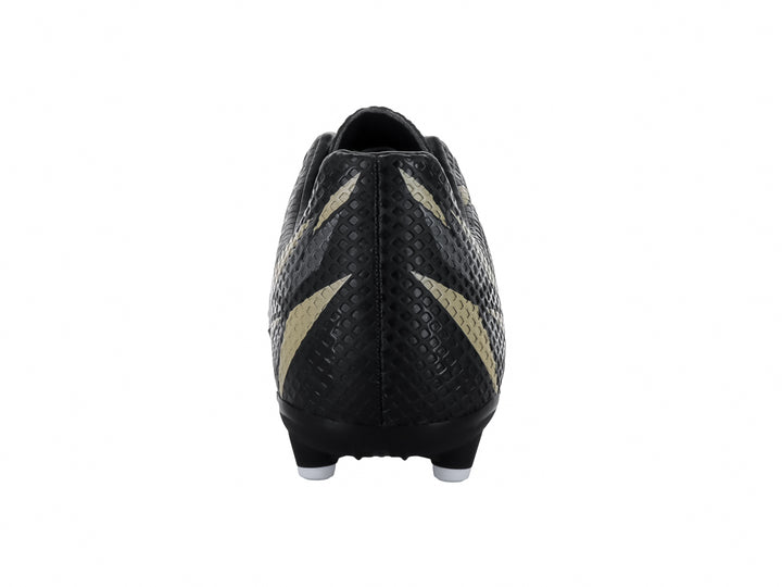 Calzado de fútbol FURIA color negro con detalles dorados y tacos blancos.