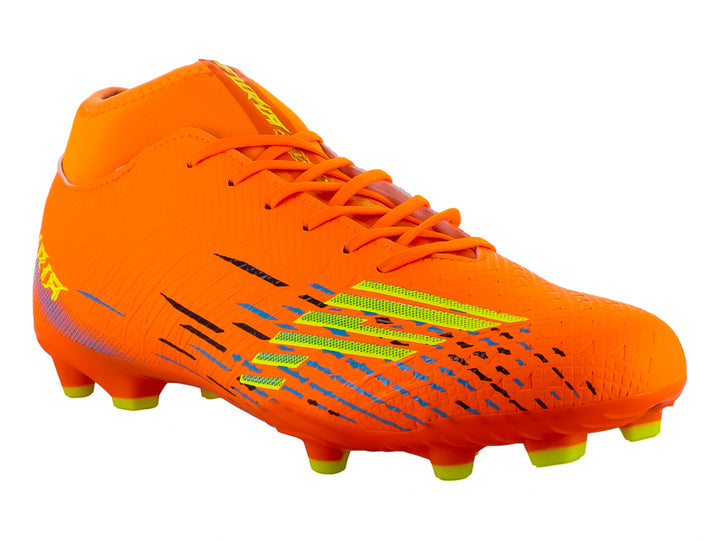 Botín de fútbol color naranja con detalles amarillos y azules y tacos en la suela.