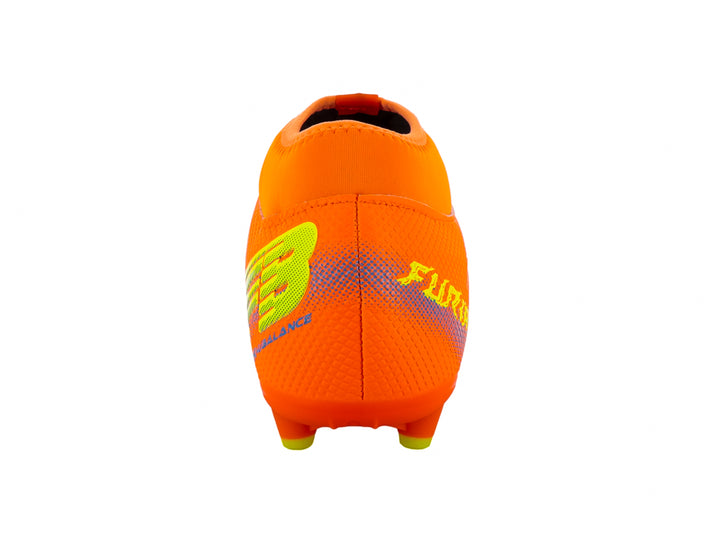 Botín de fútbol color naranja con detalles amarillos y azules y tacos en la suela.