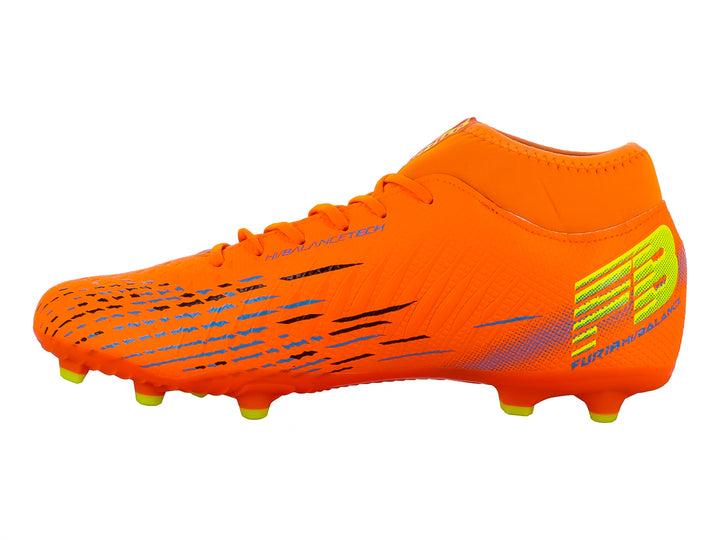 Botín de fútbol color naranja con detalles amarillos y azules y tacos en la suela.