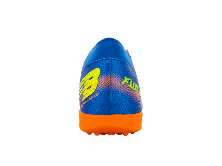 Calzado de fútbol Furia en color azul con suela naranja y detalles amarillos laterales.