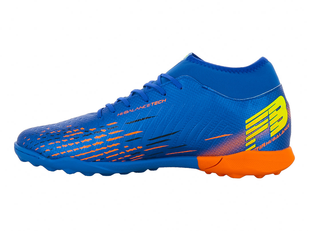 Calzado de fútbol Furia en color azul con suela naranja y detalles amarillos laterales.