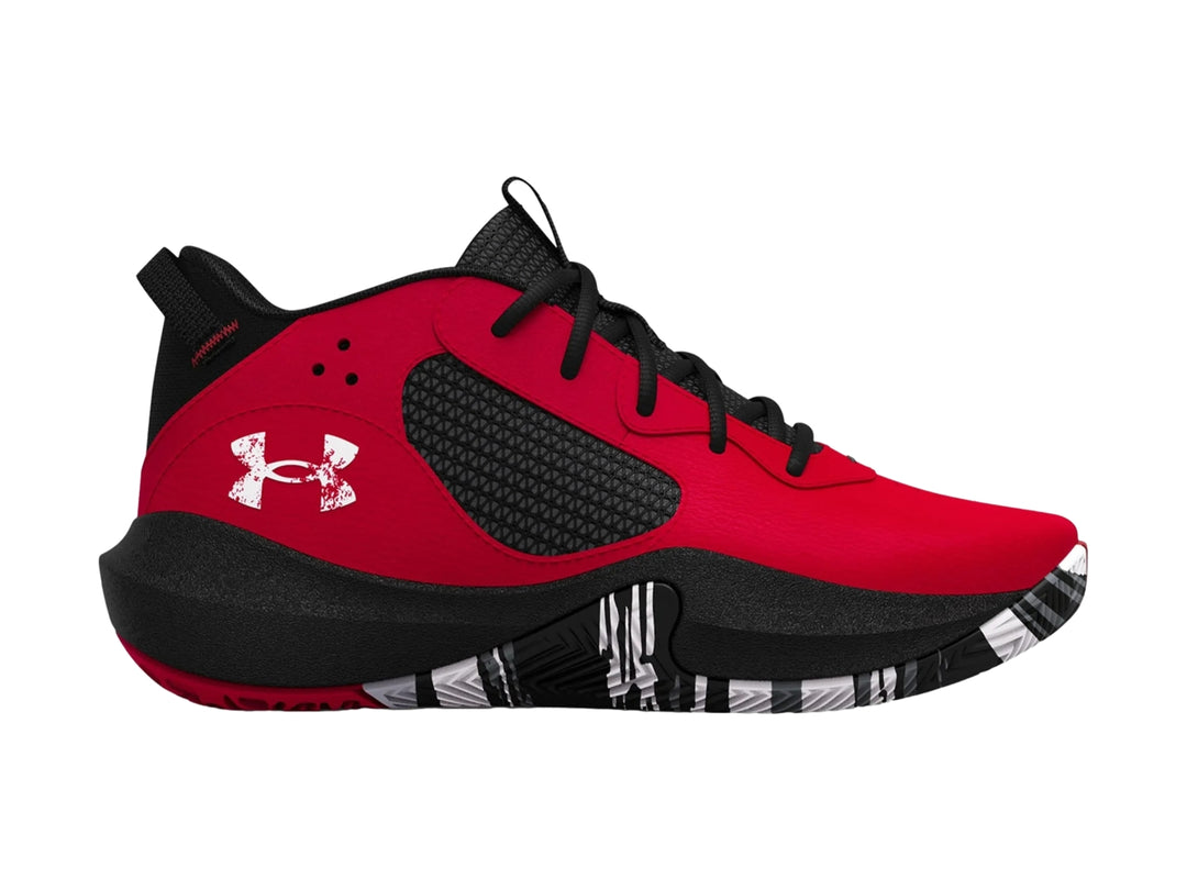 Tenis de baloncesto Under Armour en color rojo y negro con detalles blancos en la suela.