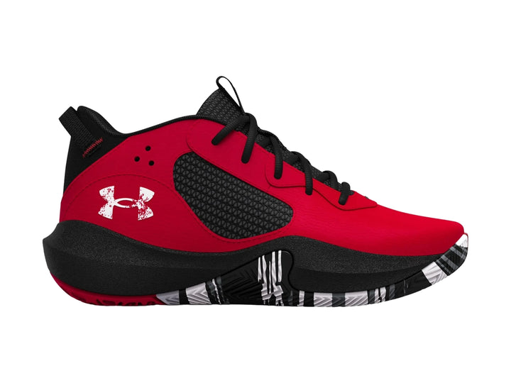 Tenis de baloncesto Under Armour en color rojo y negro con detalles blancos en la suela.