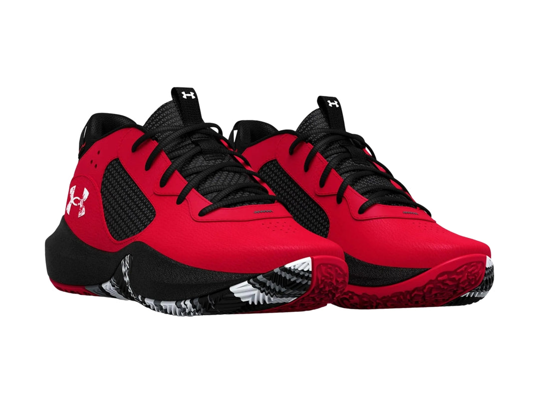 Tenis de baloncesto Under Armour en color rojo y negro con detalles blancos en la suela.