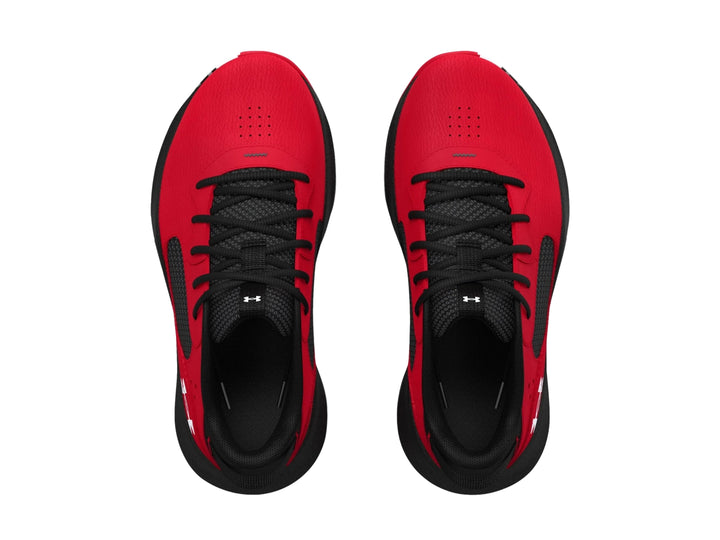 Tenis de baloncesto Under Armour en color rojo y negro con detalles blancos en la suela.