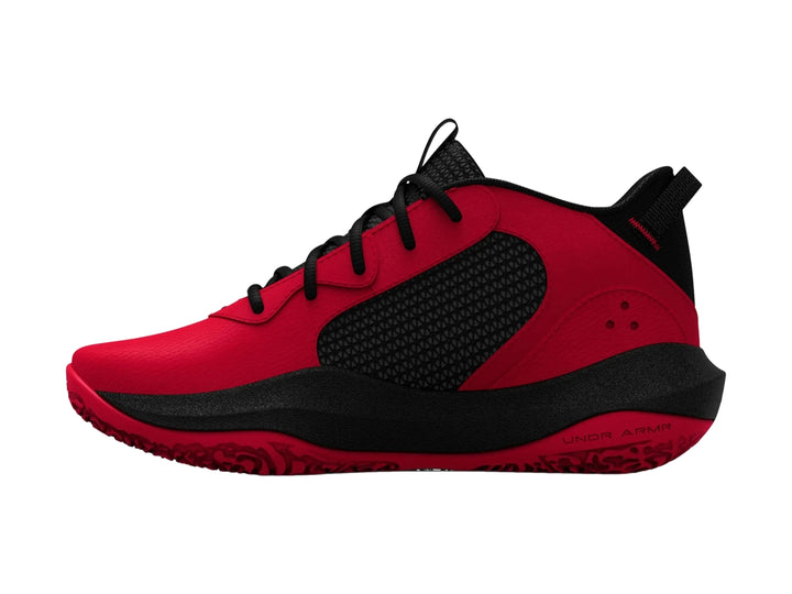 Tenis de baloncesto Under Armour en color rojo y negro con detalles blancos en la suela.
