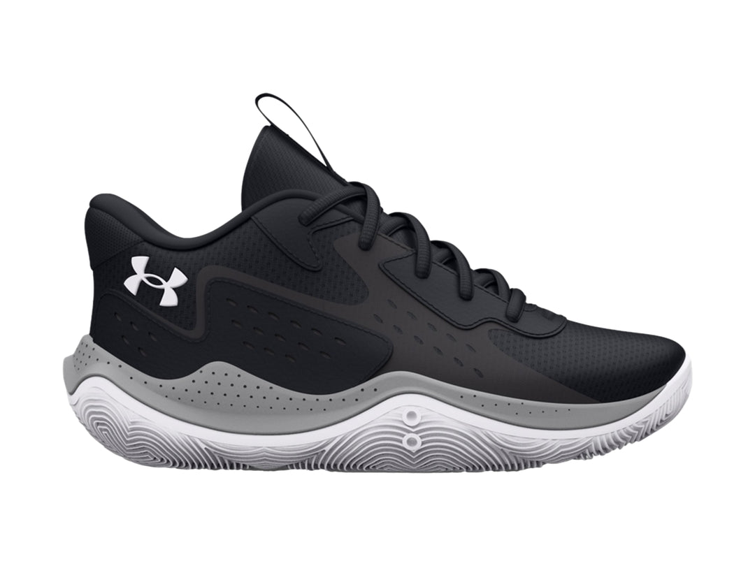 Tenis de baloncesto Under Armour en color negro con suela gris y blanco.