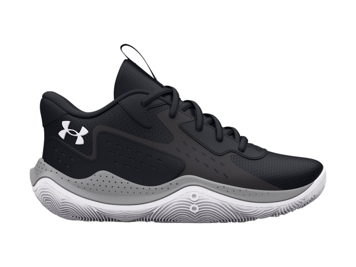 Tenis de baloncesto Under Armour en color negro con suela gris y blanco.