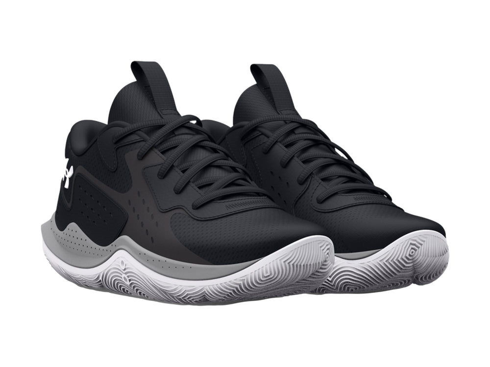 Tenis de baloncesto Under Armour en color negro con suela gris y blanco.