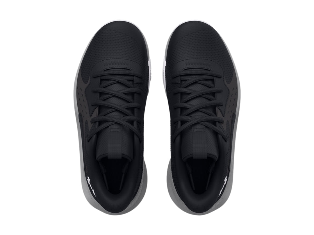 Tenis de baloncesto Under Armour en color negro con suela gris y blanco.