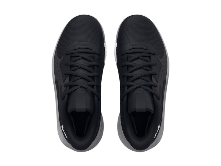 Tenis de baloncesto Under Armour en color negro con suela gris y blanco.