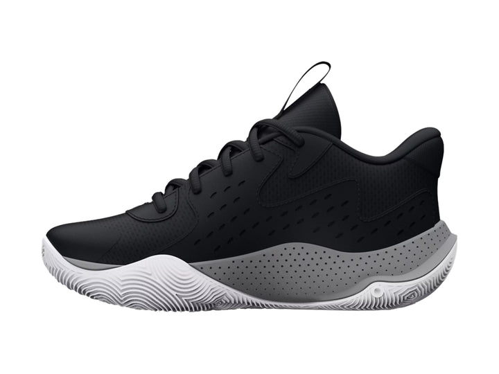 Tenis de baloncesto Under Armour en color negro con suela gris y blanco.
