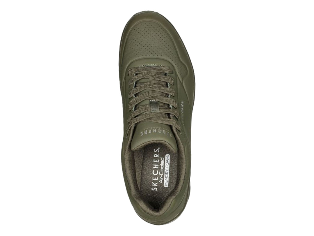 Tenis deportivos Skechers color verde oscuro con cámara de aire visible en el talón.