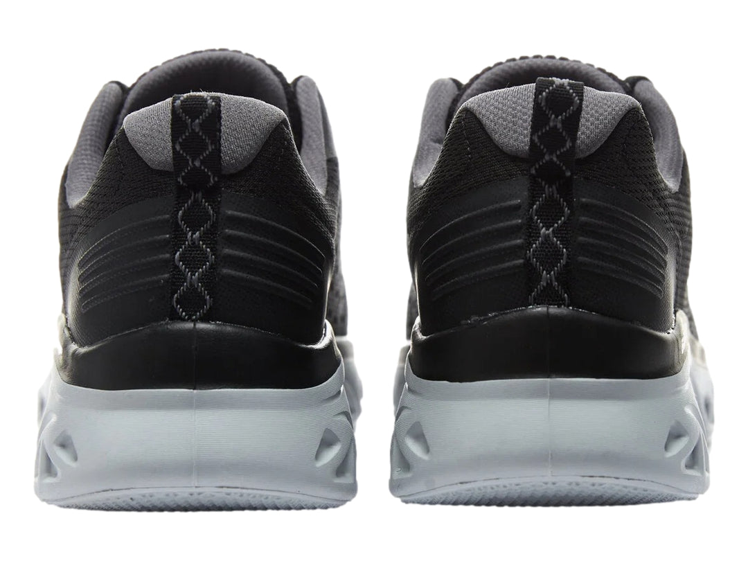 Tenis deportivos Skechers color negro con suela gris clara esculpida y parte superior de malla.