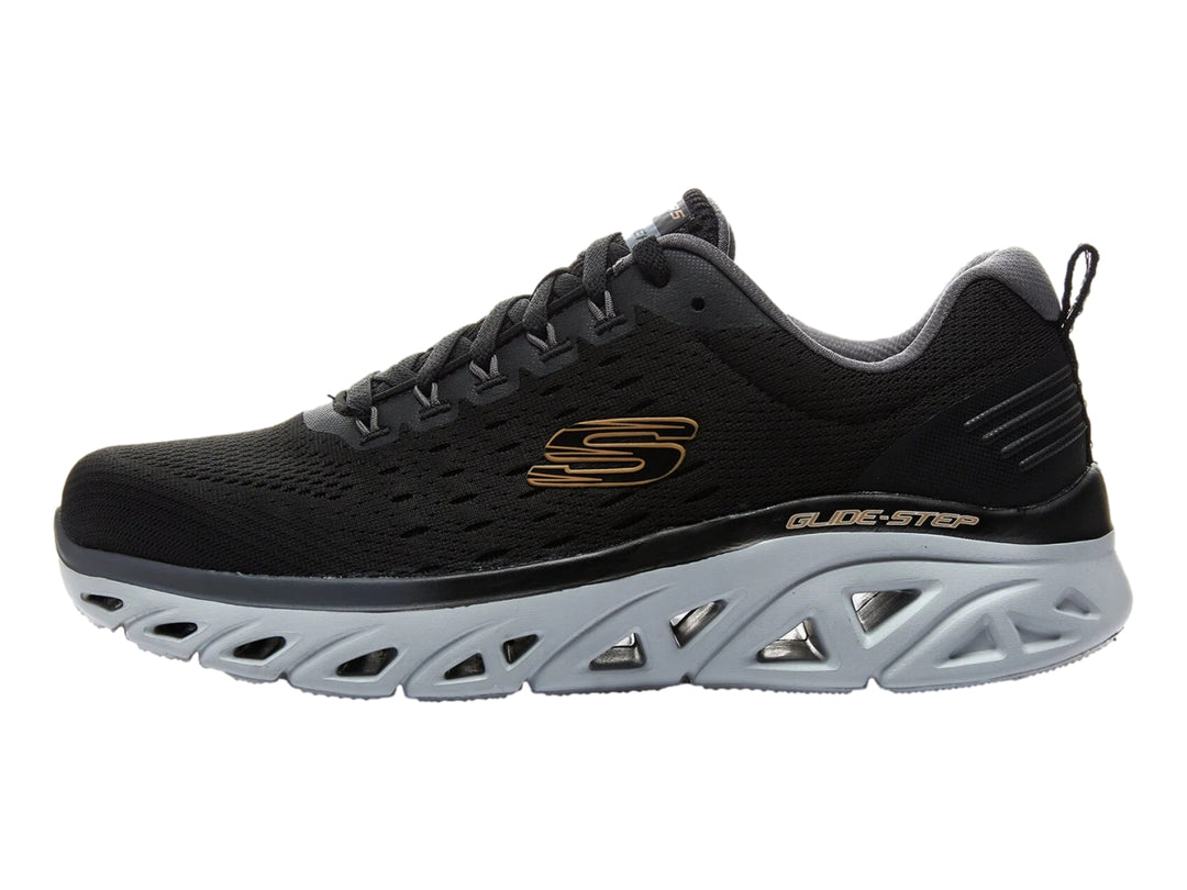 Tenis deportivos Skechers color negro con suela gris clara esculpida y parte superior de malla.