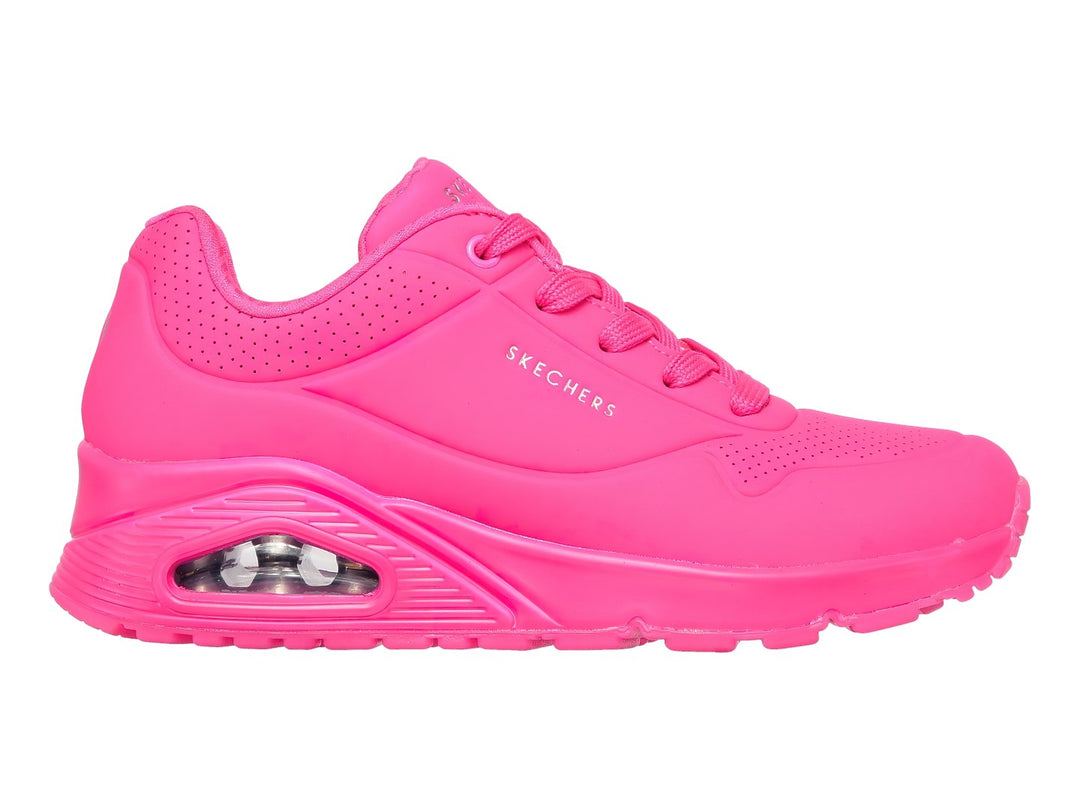 Tenis deportivos Skechers de color fucsia con cámara de aire visible en el talón.