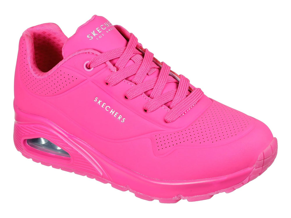 Tenis deportivos Skechers de color fucsia con cámara de aire visible en el talón.