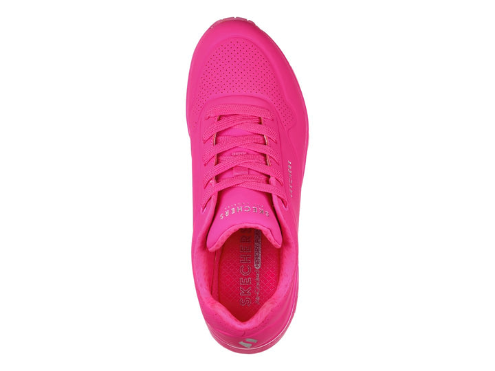 Tenis deportivos Skechers de color fucsia con cámara de aire visible en el talón.