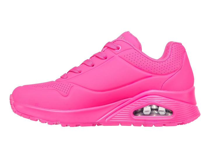 Tenis deportivos Skechers de color fucsia con cámara de aire visible en el talón.