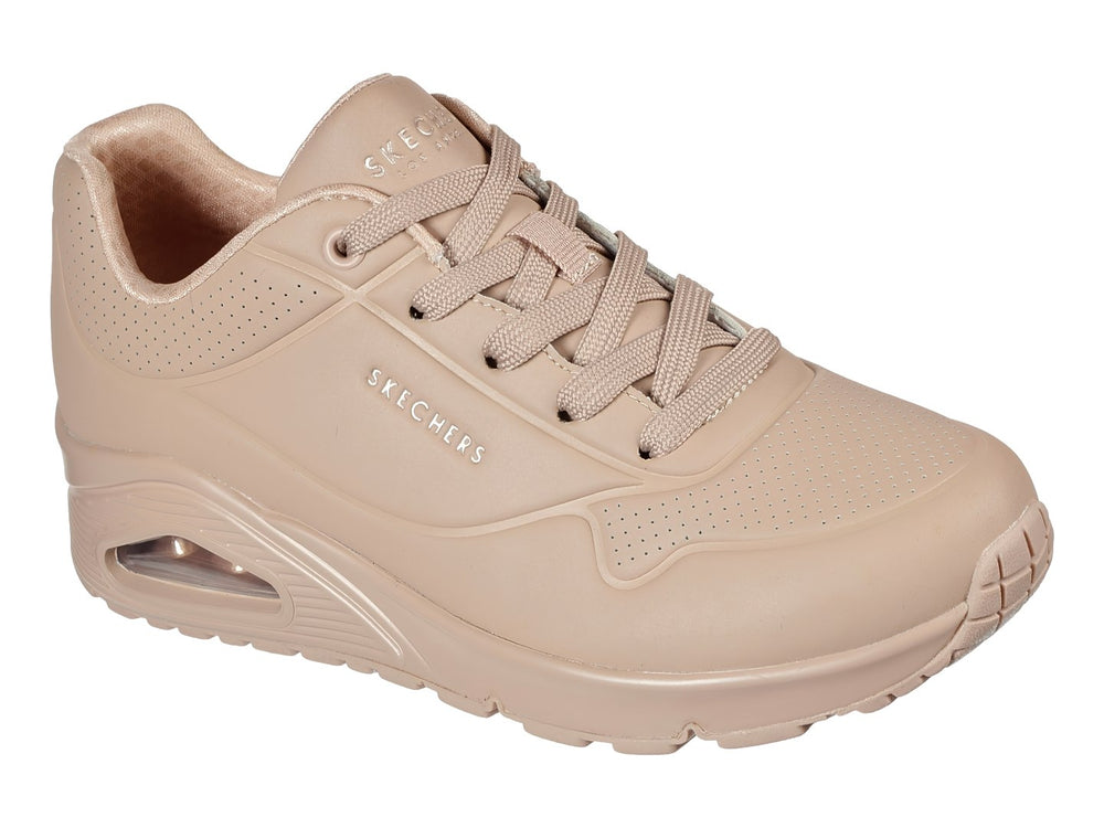 Tenis Skechers color arena con suela gruesa y amortiguación de aire en el talón.