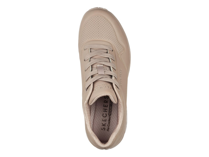 Tenis Skechers color arena con suela gruesa y amortiguación de aire en el talón.