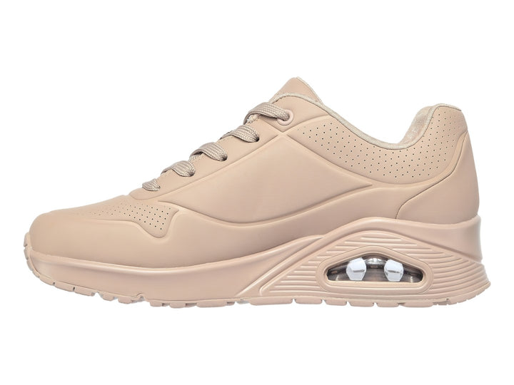 Tenis Skechers color arena con suela gruesa y amortiguación de aire en el talón.