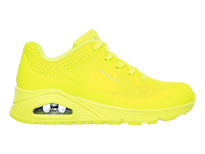 Tenis deportivos Skechers color amarillo neón con suela amortiguada y detalles perforados.